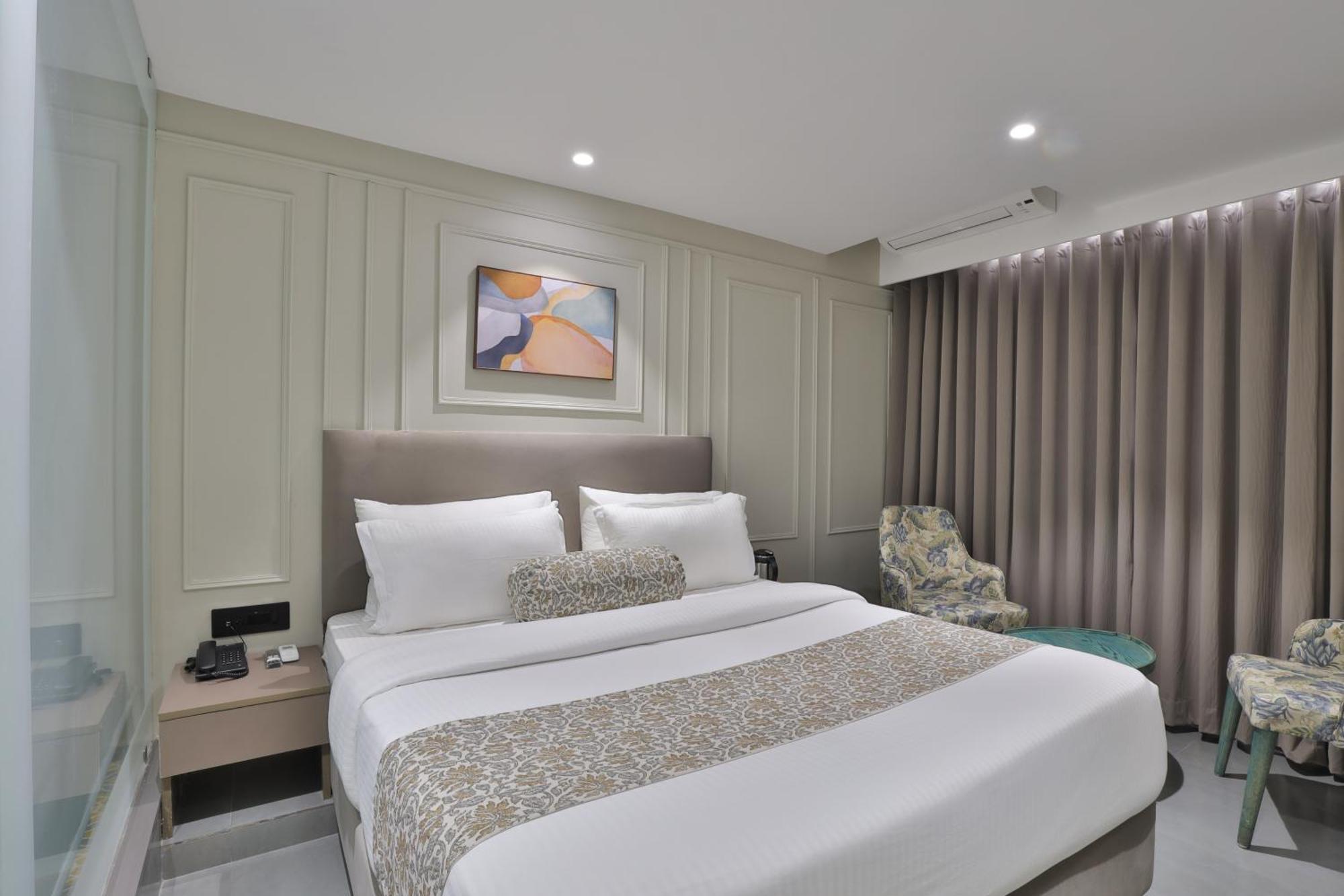 Hotel The Grand Suites Ahmedabad Bagian luar foto