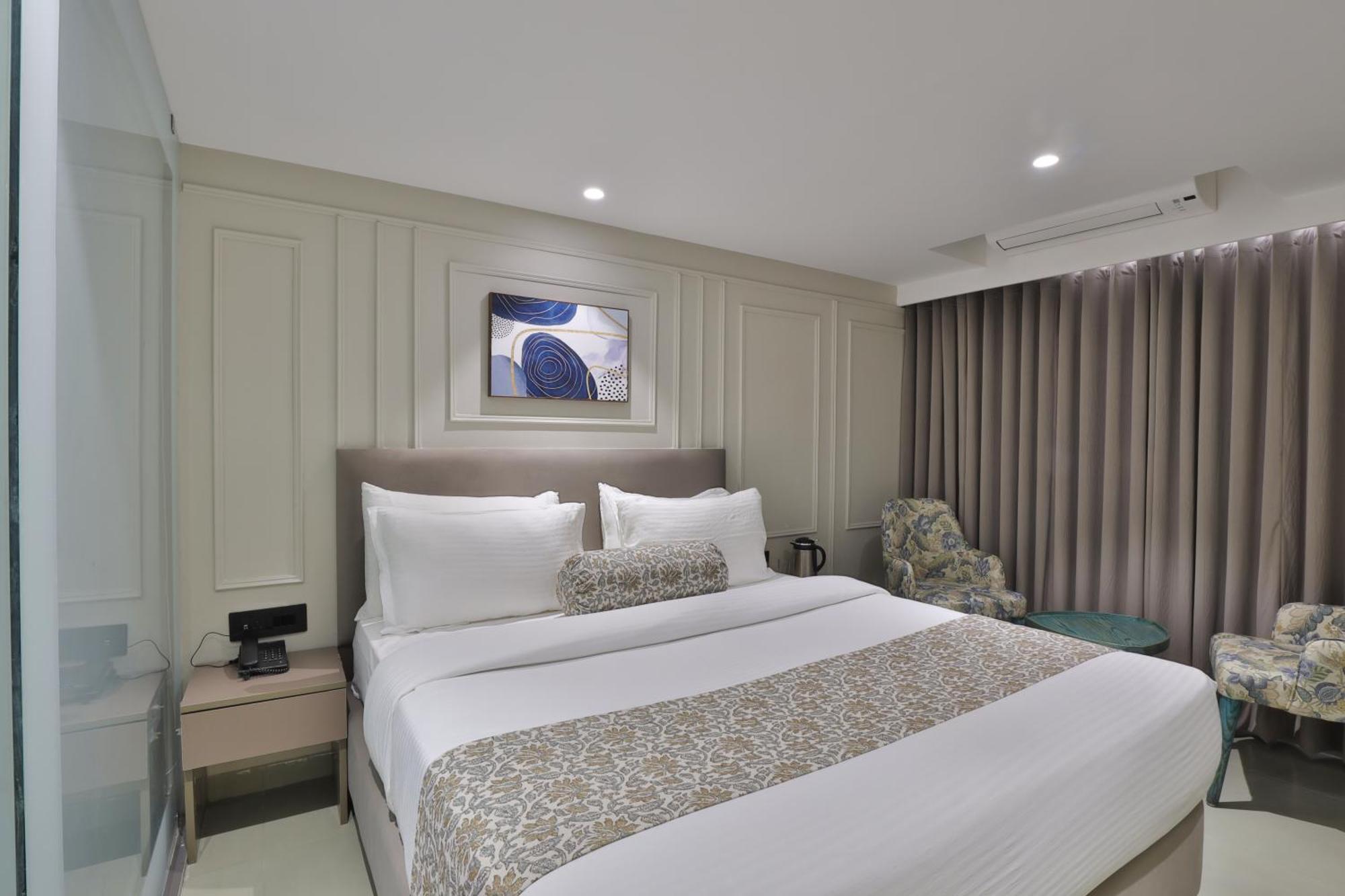 Hotel The Grand Suites Ahmedabad Bagian luar foto