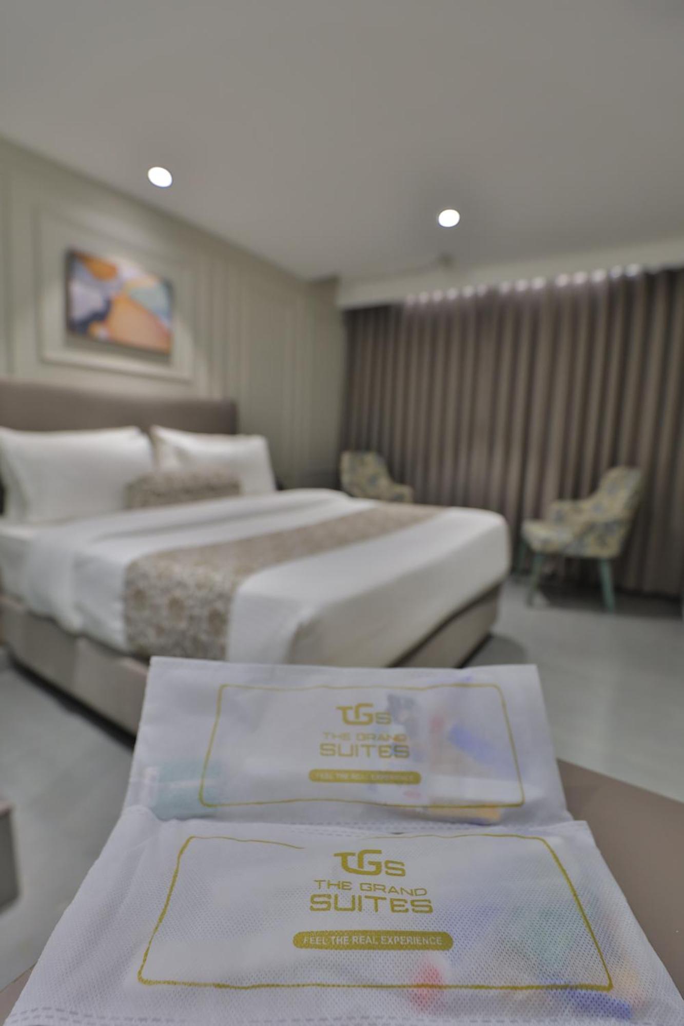 Hotel The Grand Suites Ahmedabad Bagian luar foto