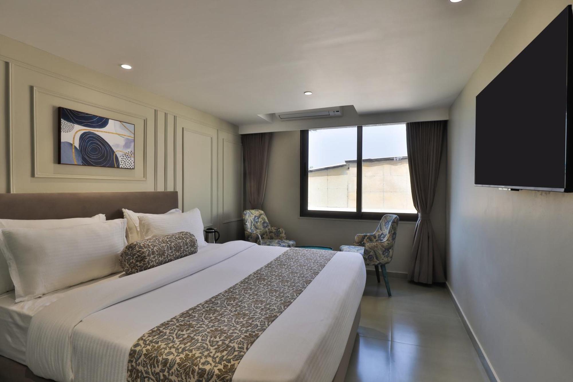 Hotel The Grand Suites Ahmedabad Bagian luar foto