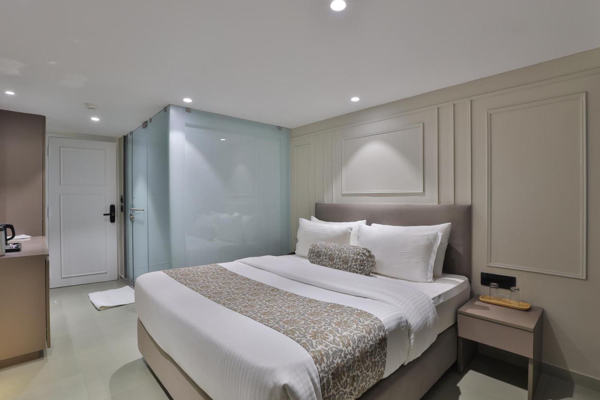 Hotel The Grand Suites Ahmedabad Bagian luar foto