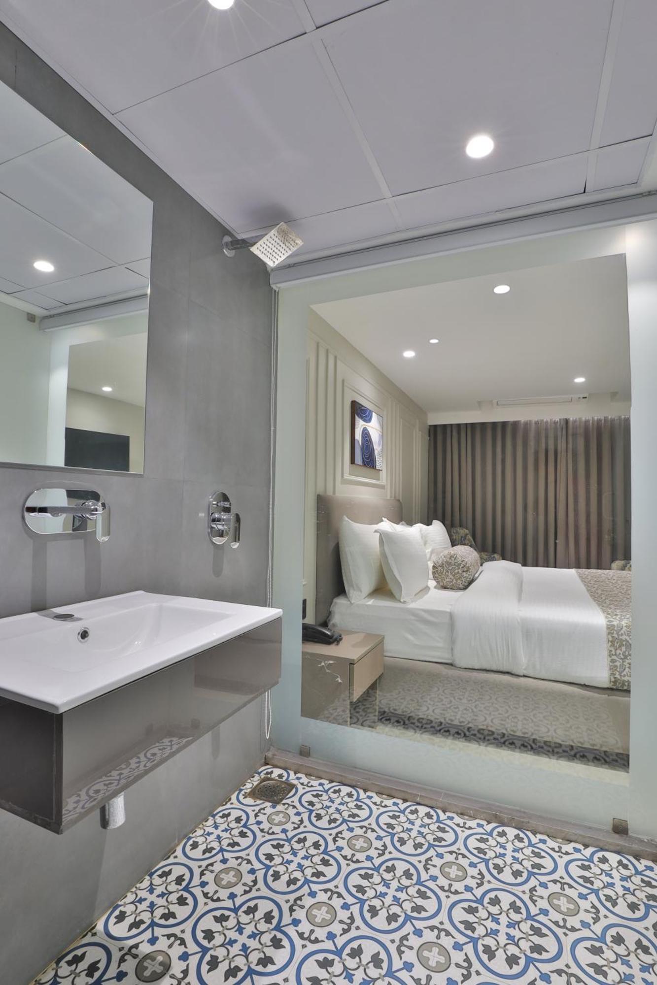 Hotel The Grand Suites Ahmedabad Bagian luar foto