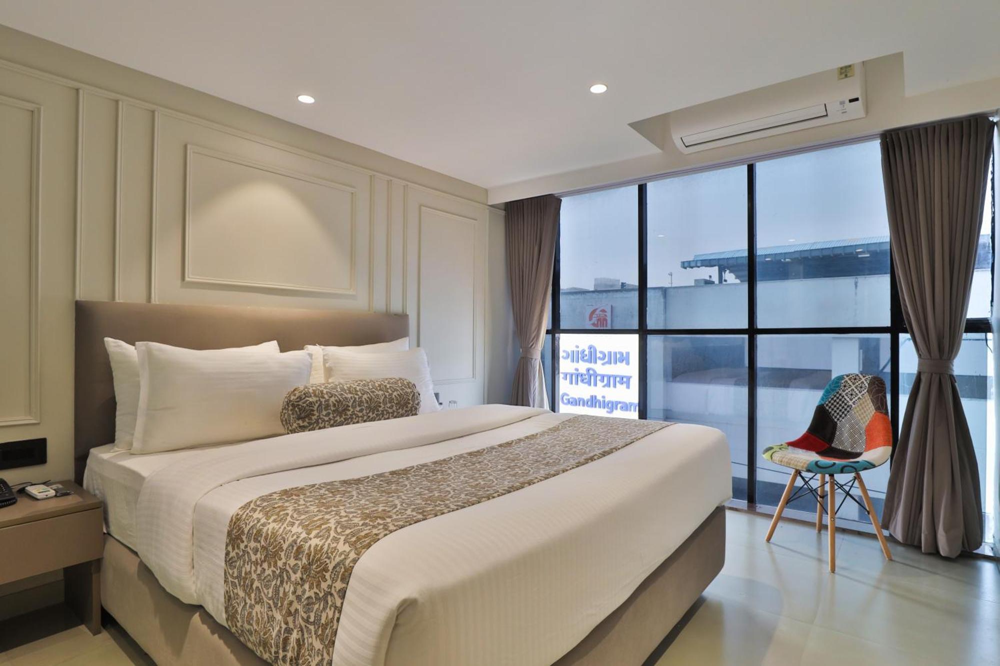 Hotel The Grand Suites Ahmedabad Bagian luar foto
