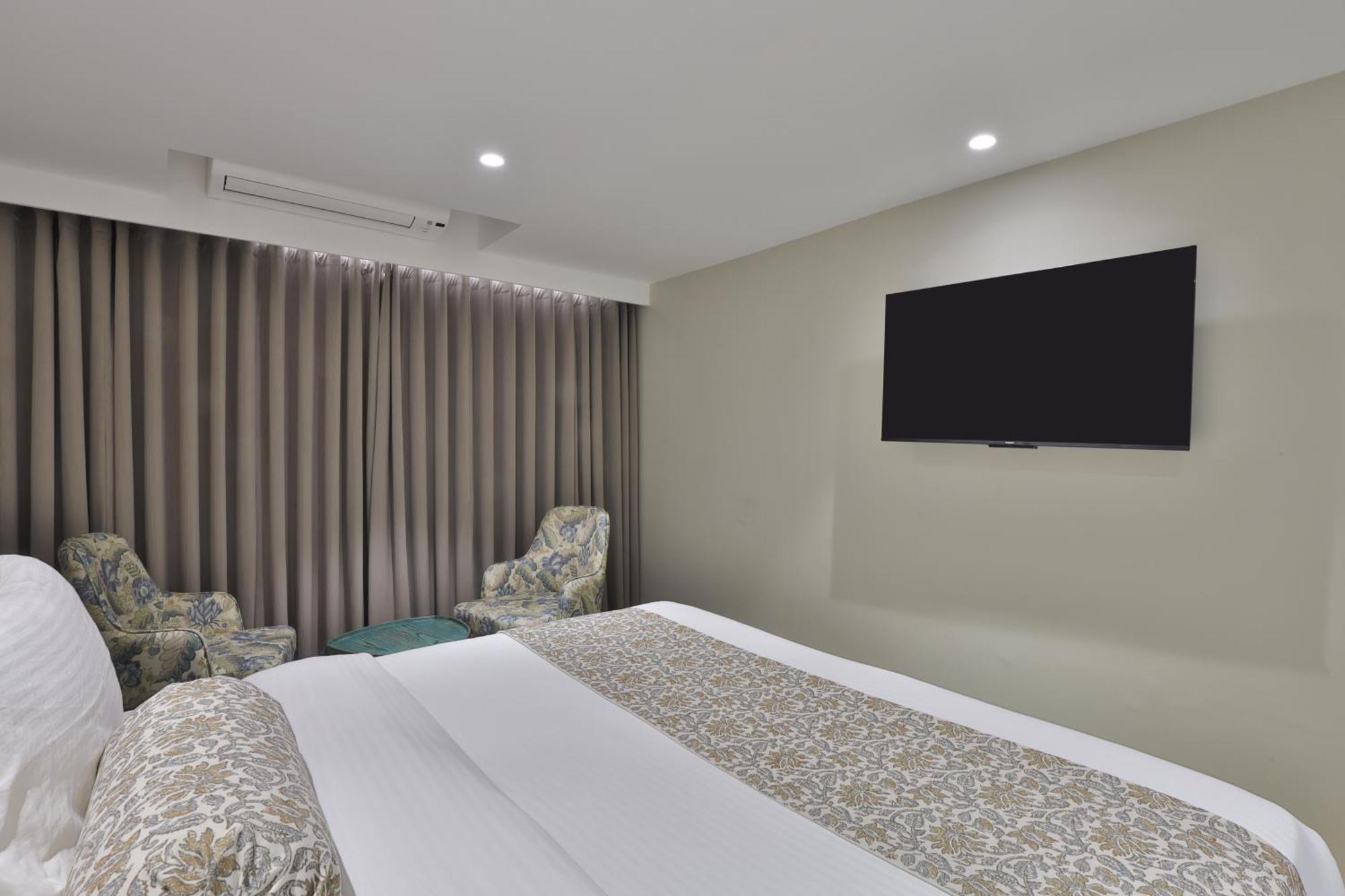 Hotel The Grand Suites Ahmedabad Bagian luar foto