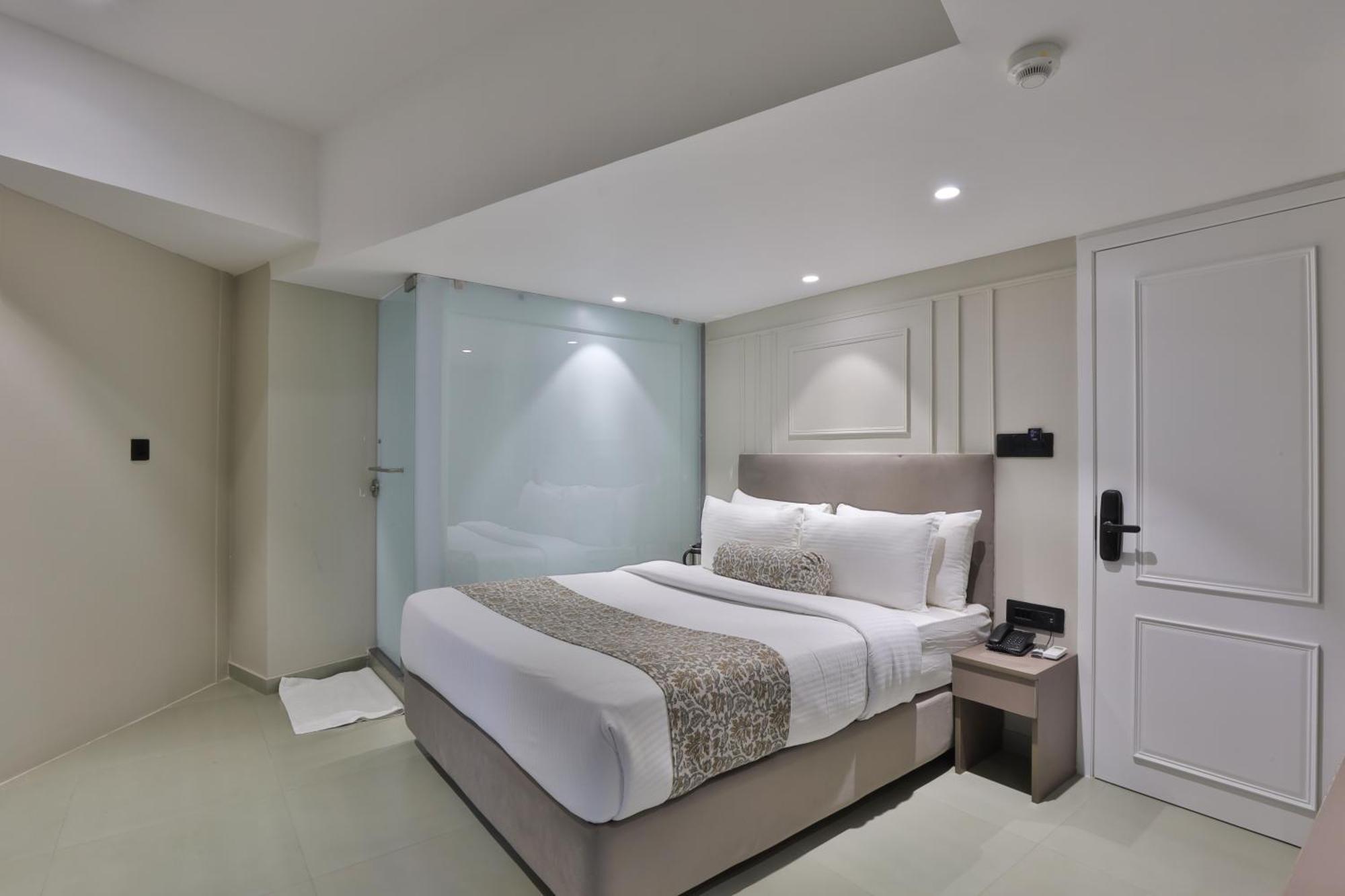 Hotel The Grand Suites Ahmedabad Bagian luar foto