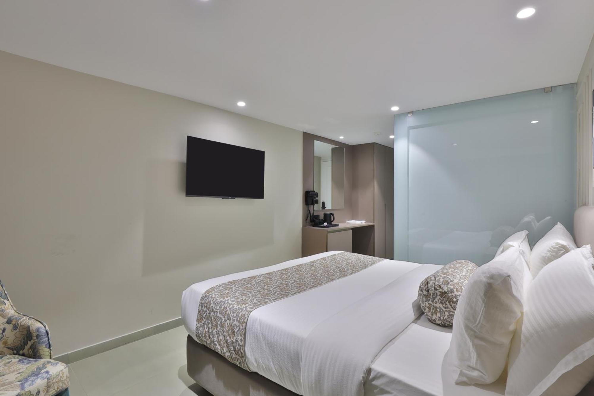 Hotel The Grand Suites Ahmedabad Bagian luar foto