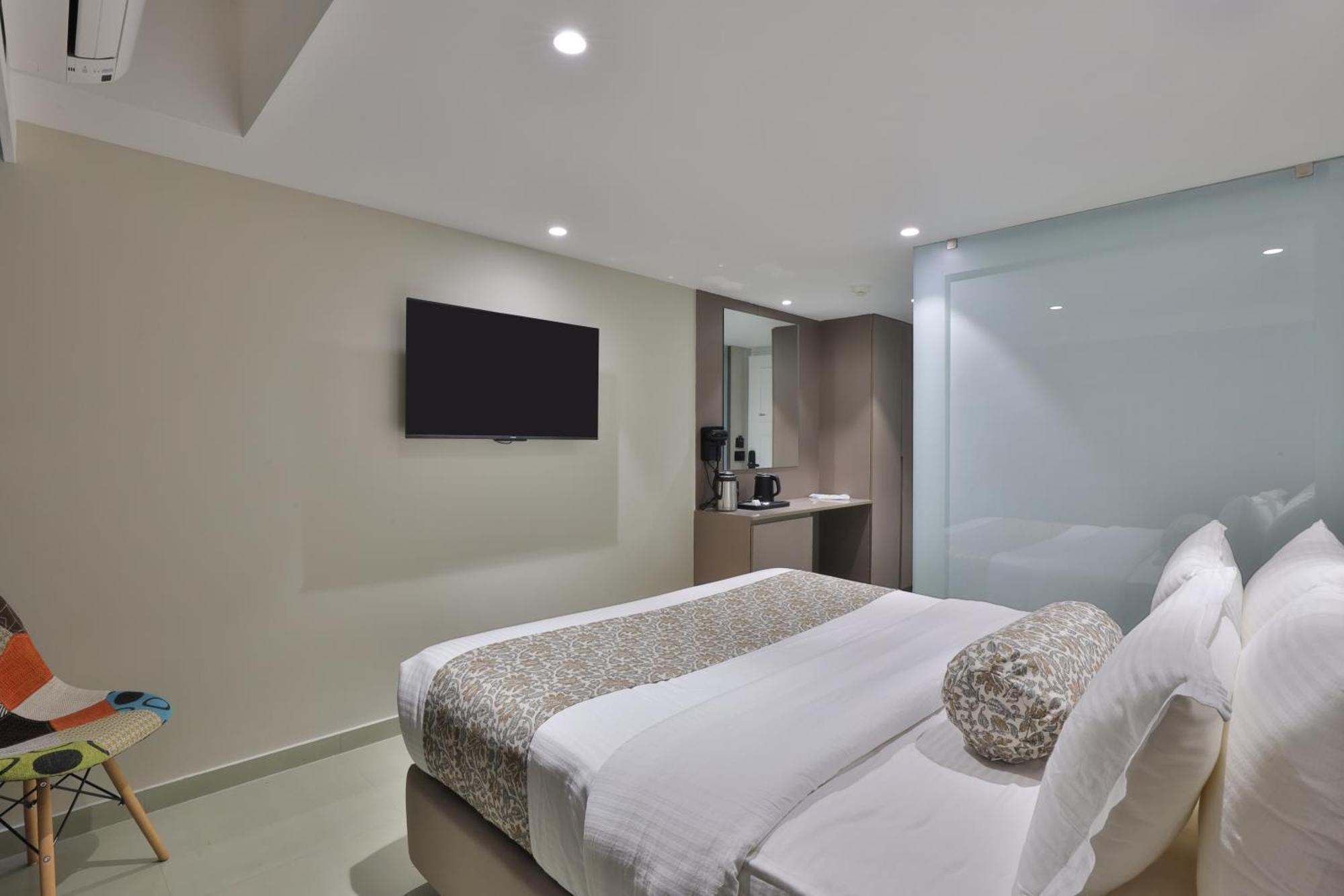 Hotel The Grand Suites Ahmedabad Bagian luar foto