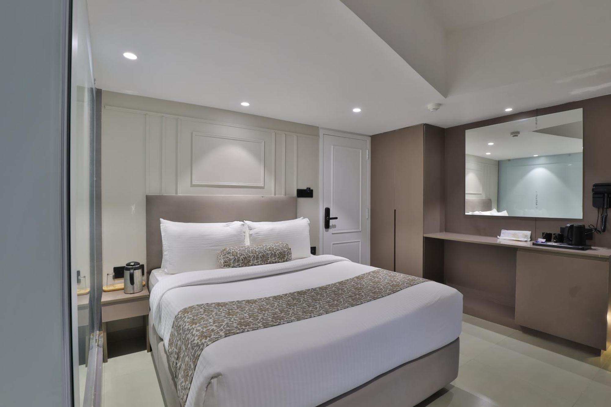 Hotel The Grand Suites Ahmedabad Bagian luar foto