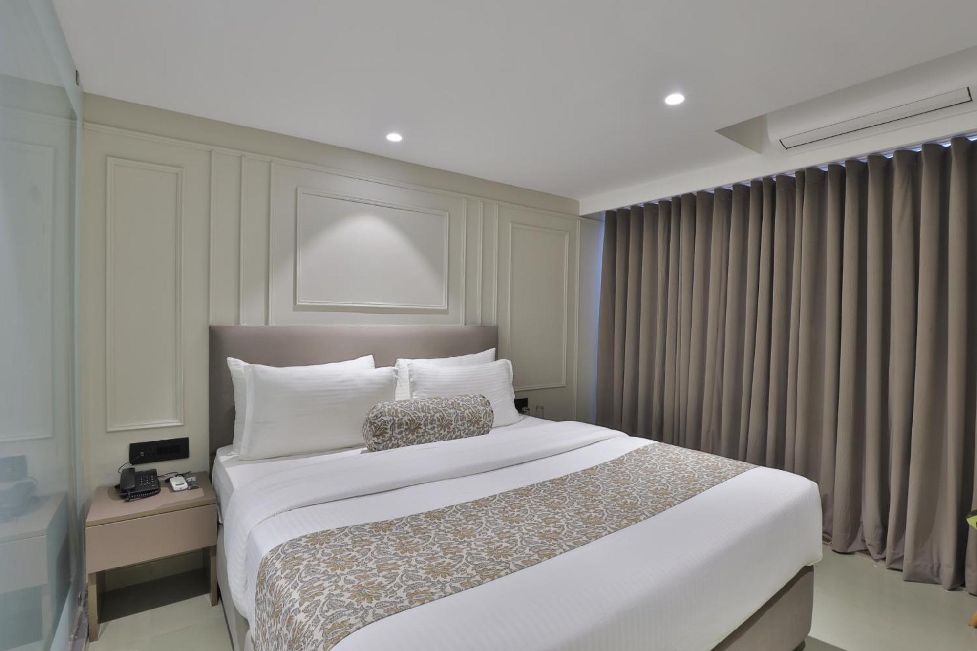 Hotel The Grand Suites Ahmedabad Bagian luar foto