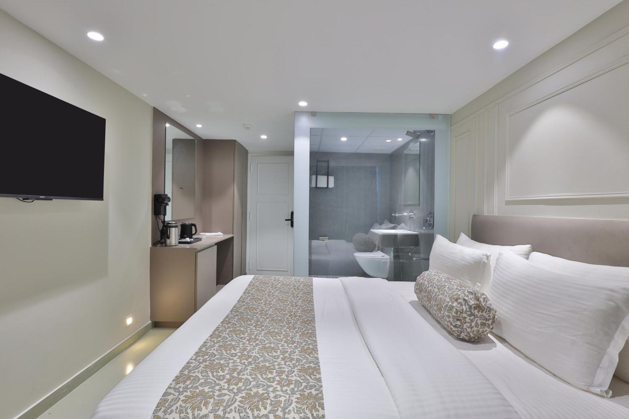 Hotel The Grand Suites Ahmedabad Bagian luar foto