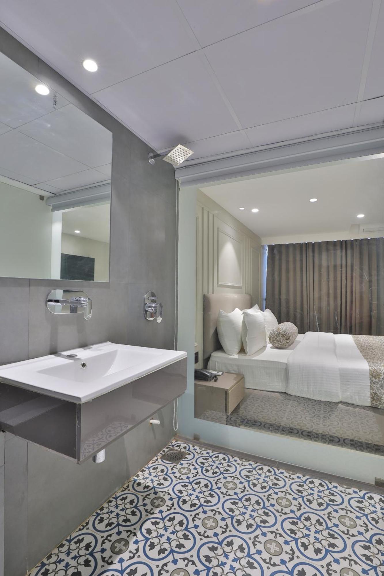 Hotel The Grand Suites Ahmedabad Bagian luar foto