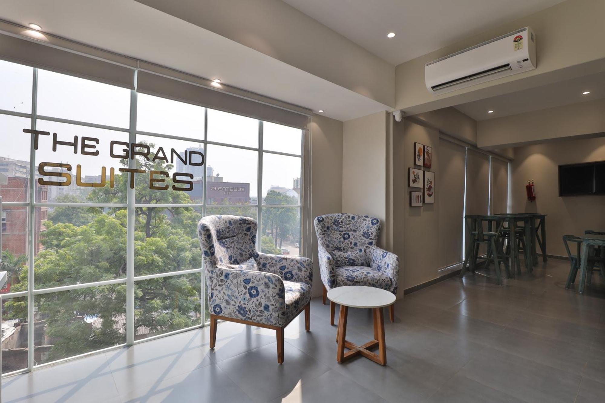 Hotel The Grand Suites Ahmedabad Bagian luar foto