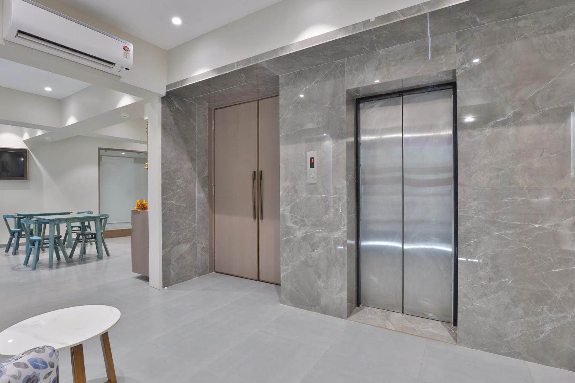 Hotel The Grand Suites Ahmedabad Bagian luar foto